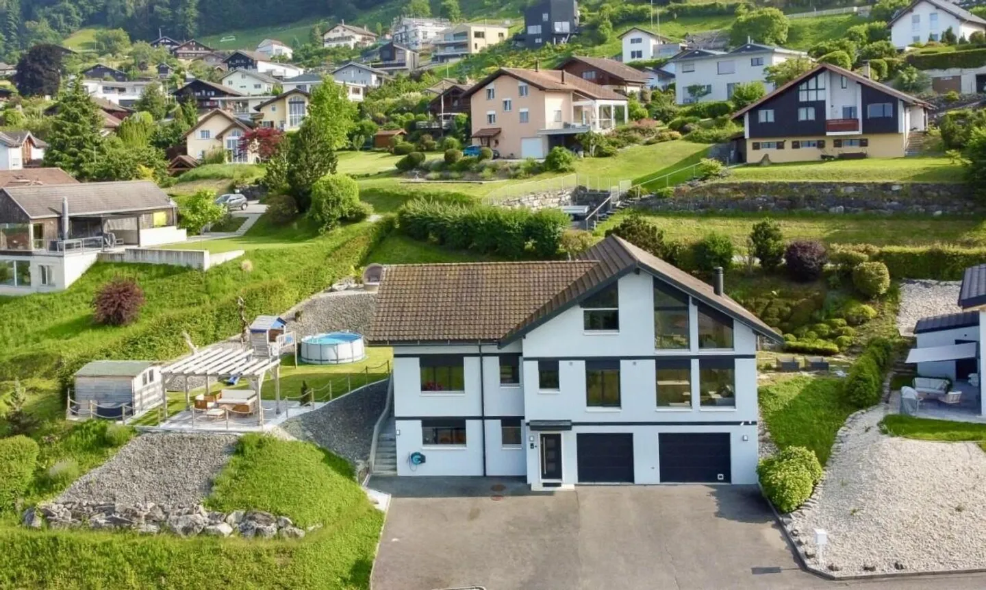 Contemporary Villa with Panoramic Views - Photo 2 of 11
