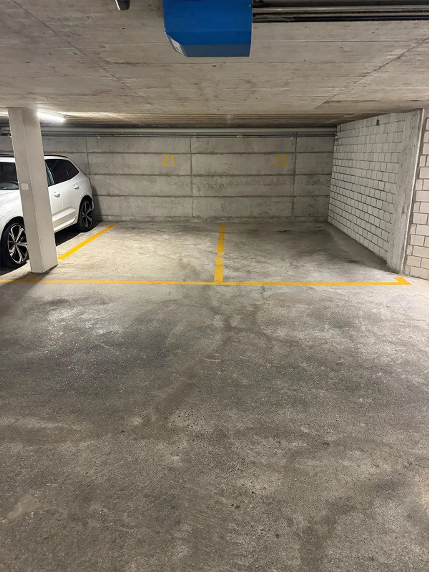 Single parking space in underground garage - Photo 1 of 1