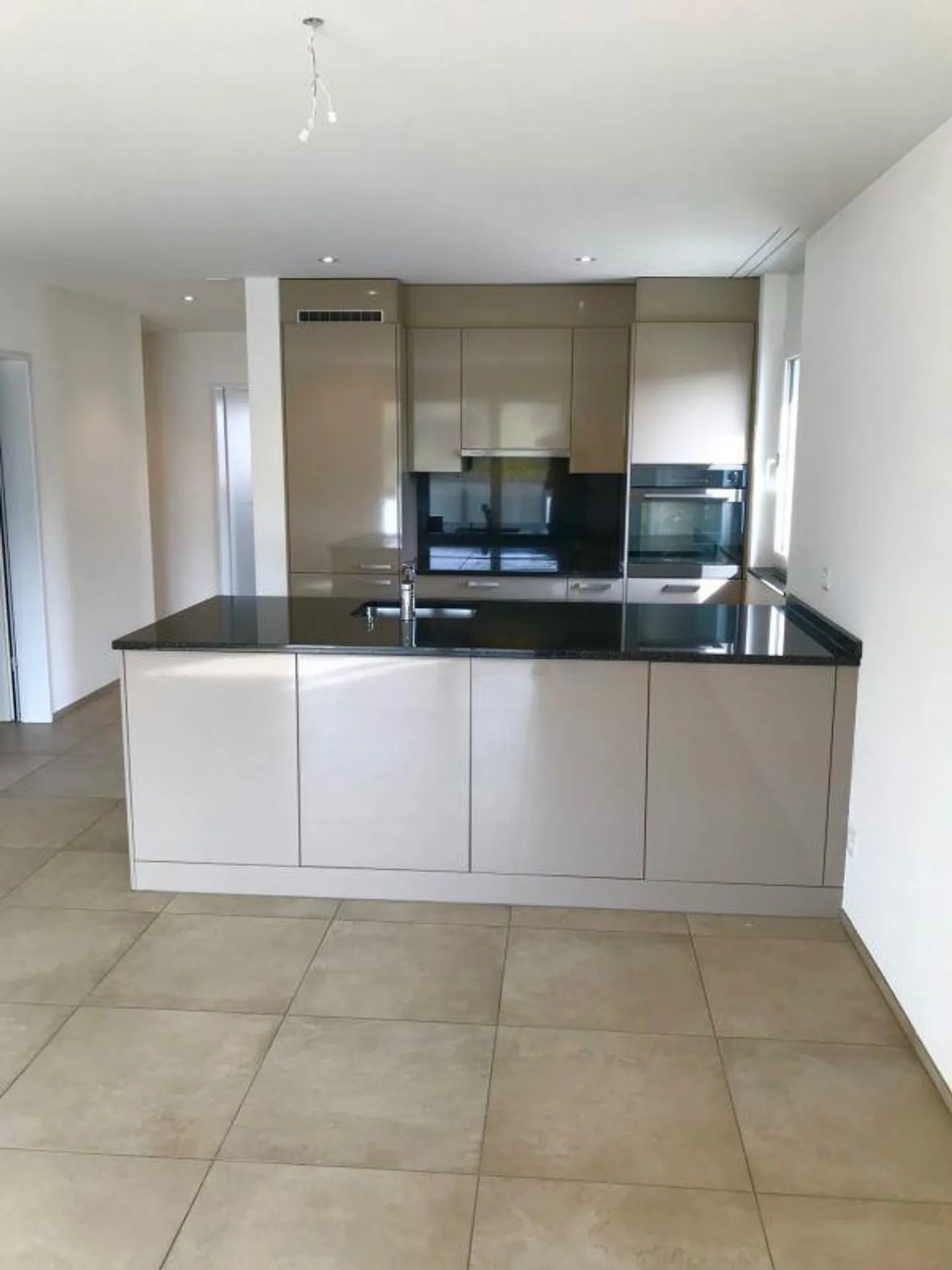 Moderne Wohnung mit sonnigem Balkon - Foto 2 von 15