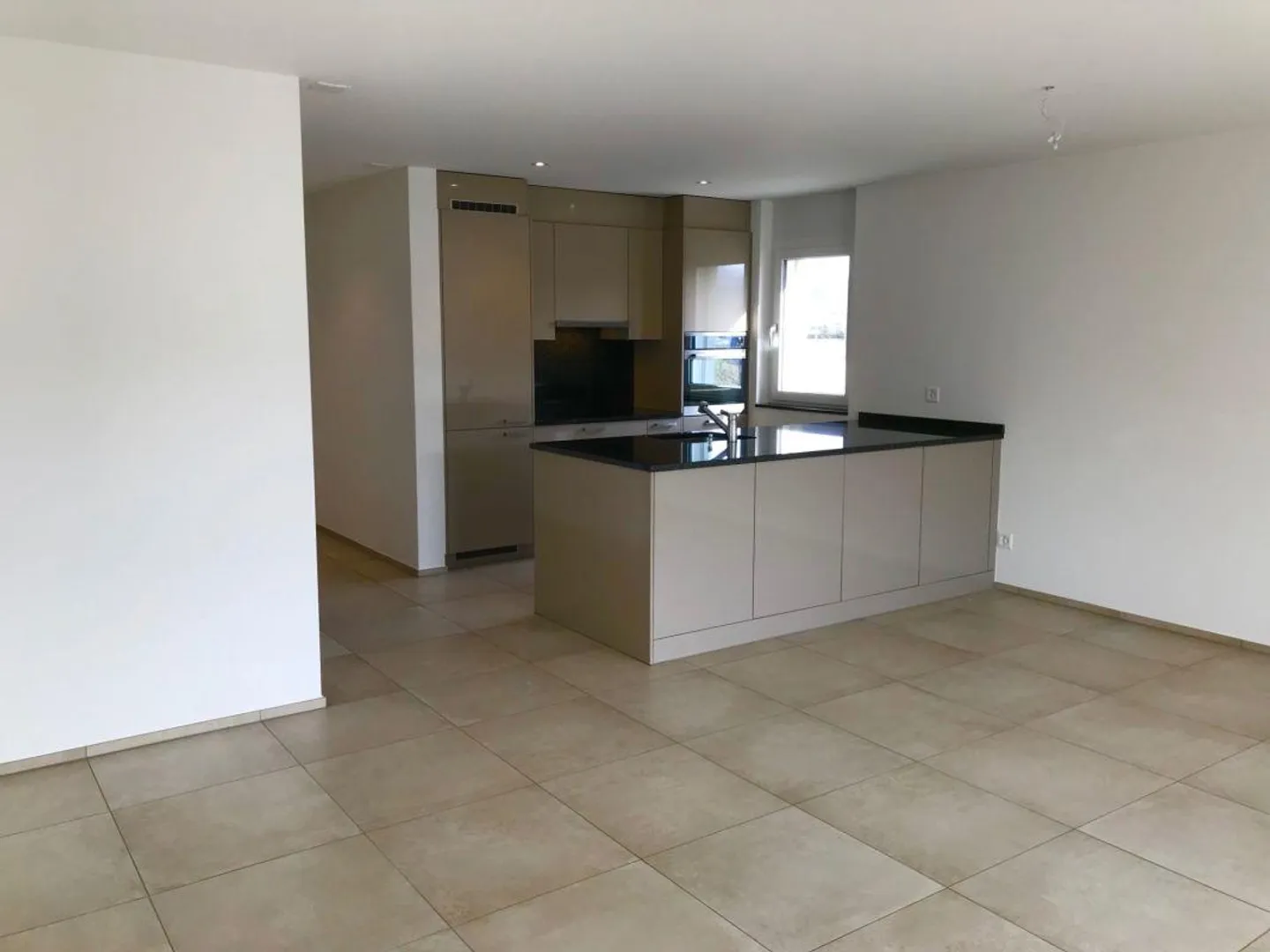Moderne Wohnung mit sonnigem Balkon - Foto 3 von 15