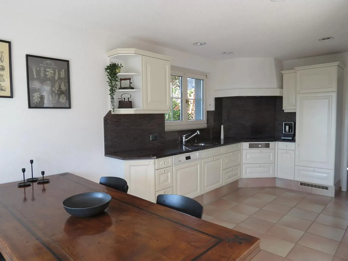 5.5 Room House with Garden and Pool - Photo 9 of 19