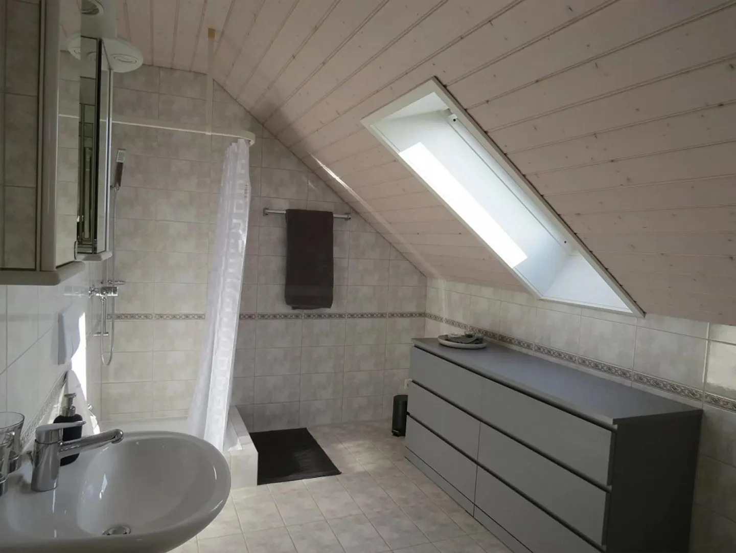 5.5 Room House with Garden and Pool - Photo 16 of 19