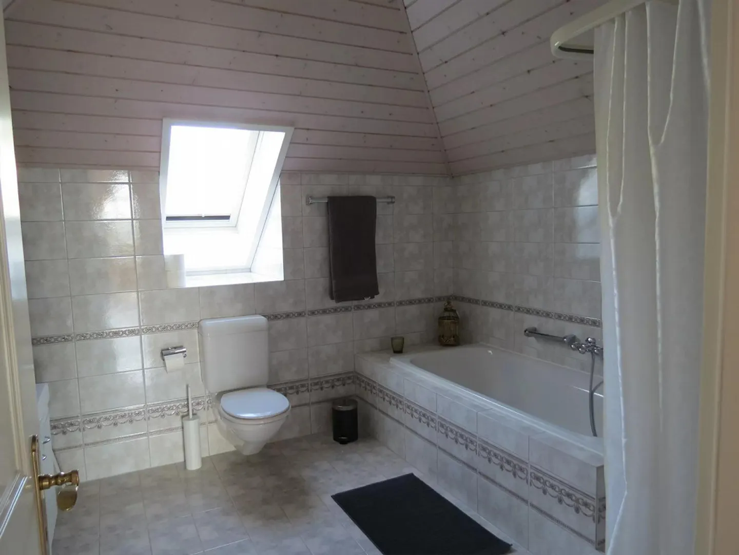 5.5 Room House with Garden and Pool - Photo 17 of 19