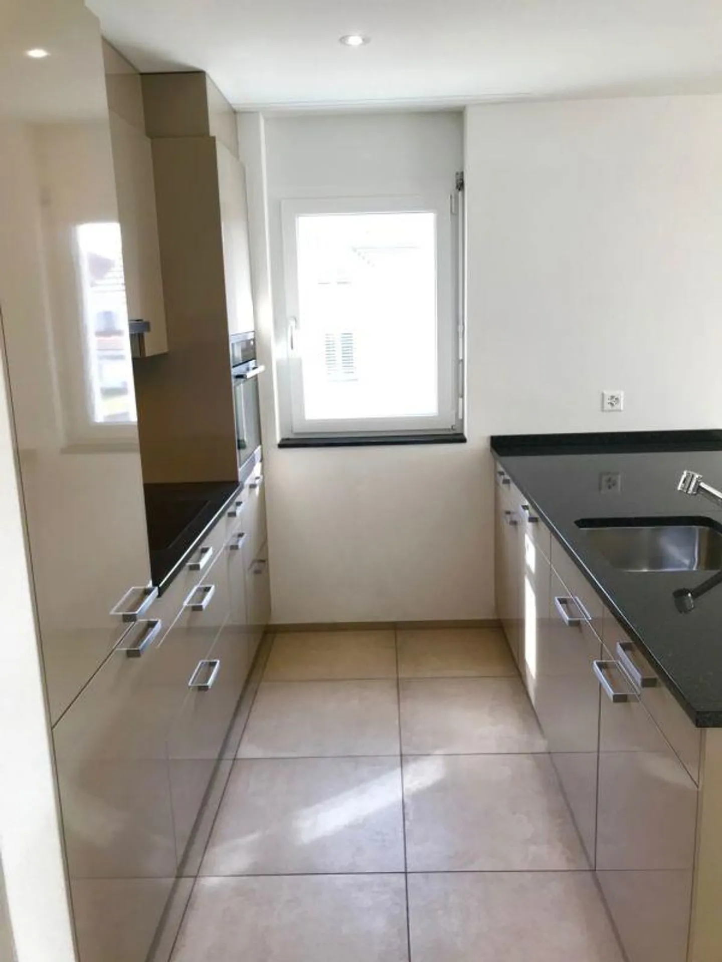 Moderne Wohnung mit sonnigem Balkon - Foto 4 von 15
