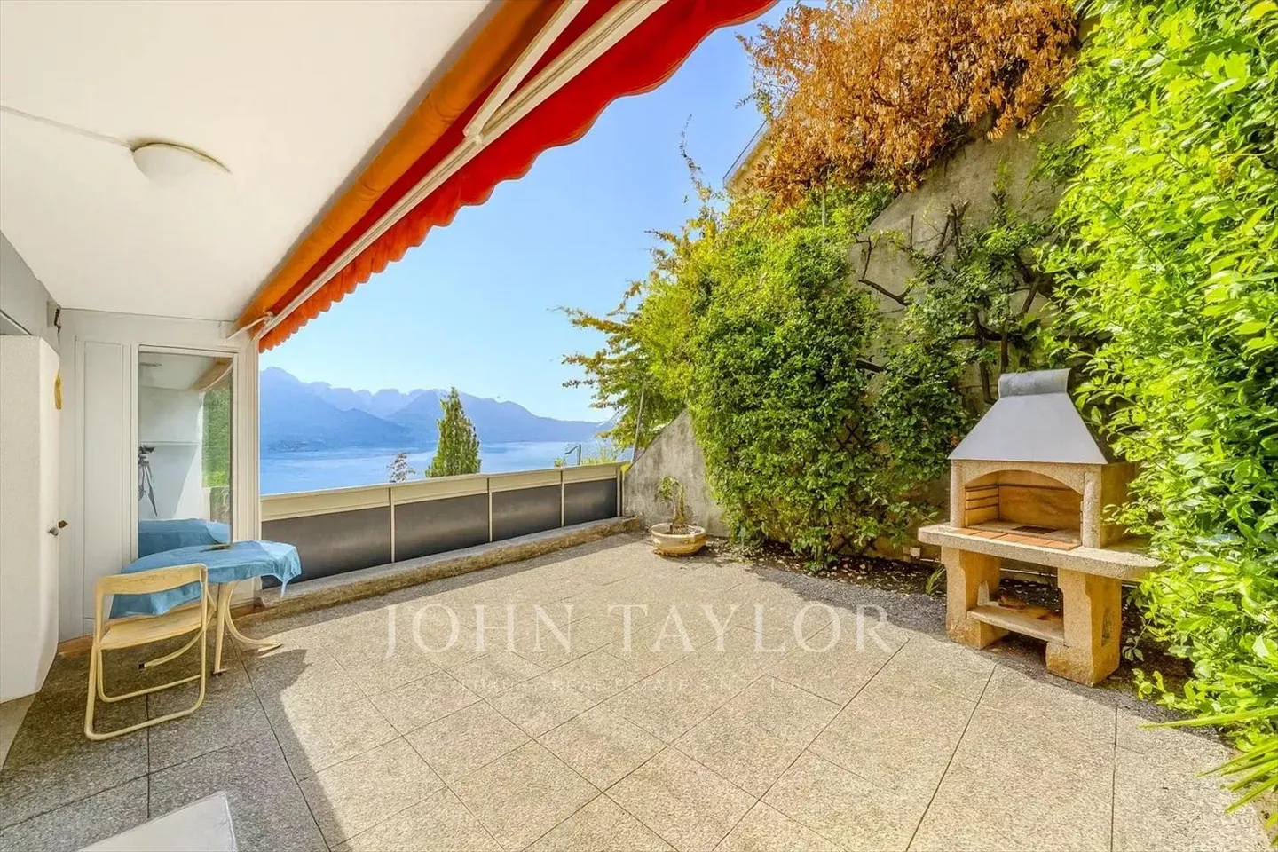 Appartement de 2.5p au coeur de Montreux - Photo 2 sur 11