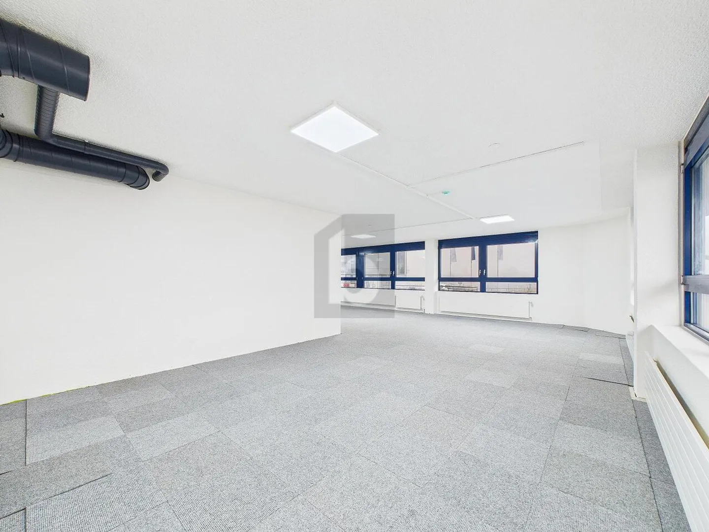 HELLER SHOWROOM IN PRIME LOCATION - Photo 5 of 6