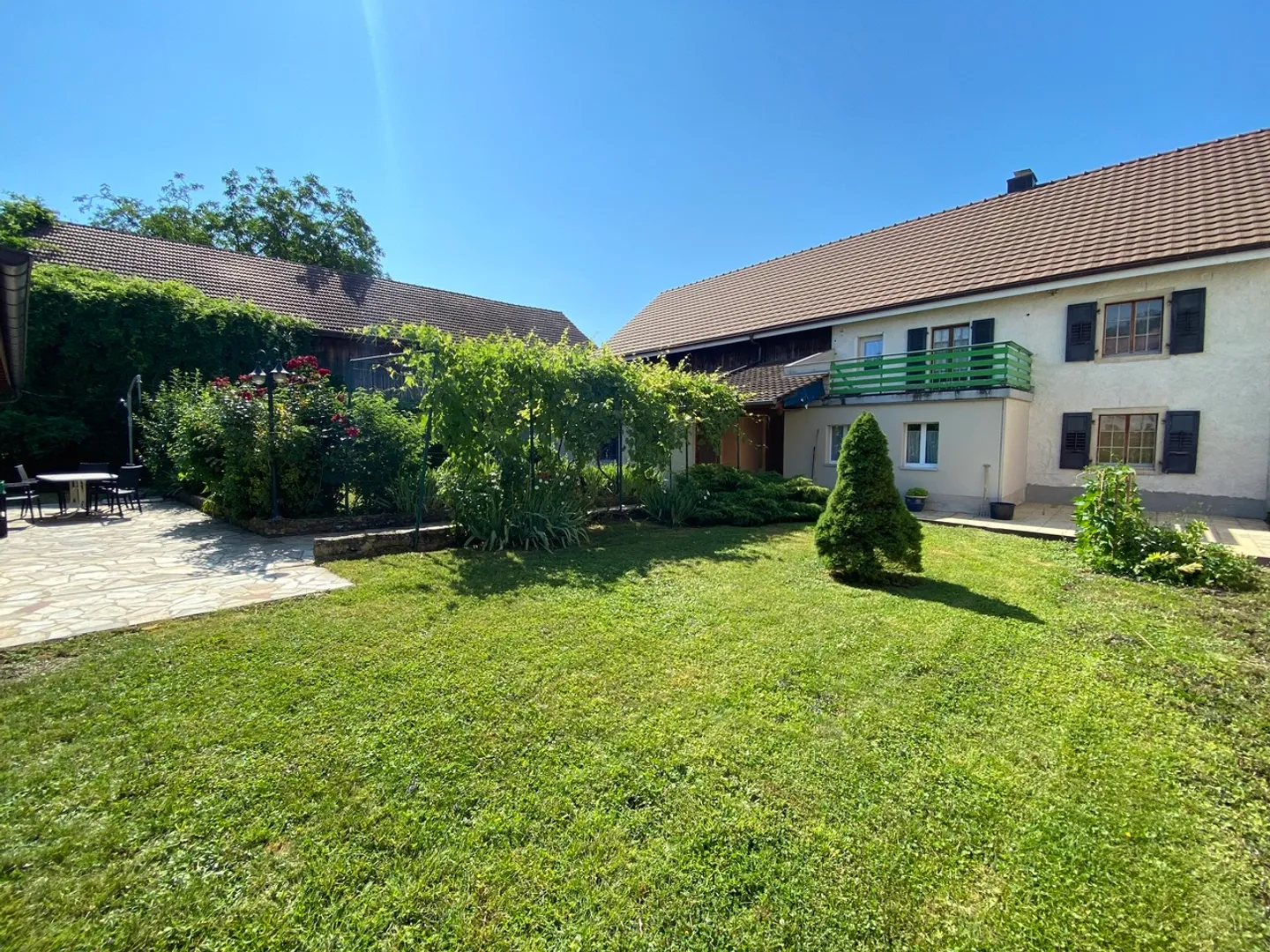 Casa familiare con un bellissimo appezzamento e un fienile con casa da giardino - Foto 1 di 47