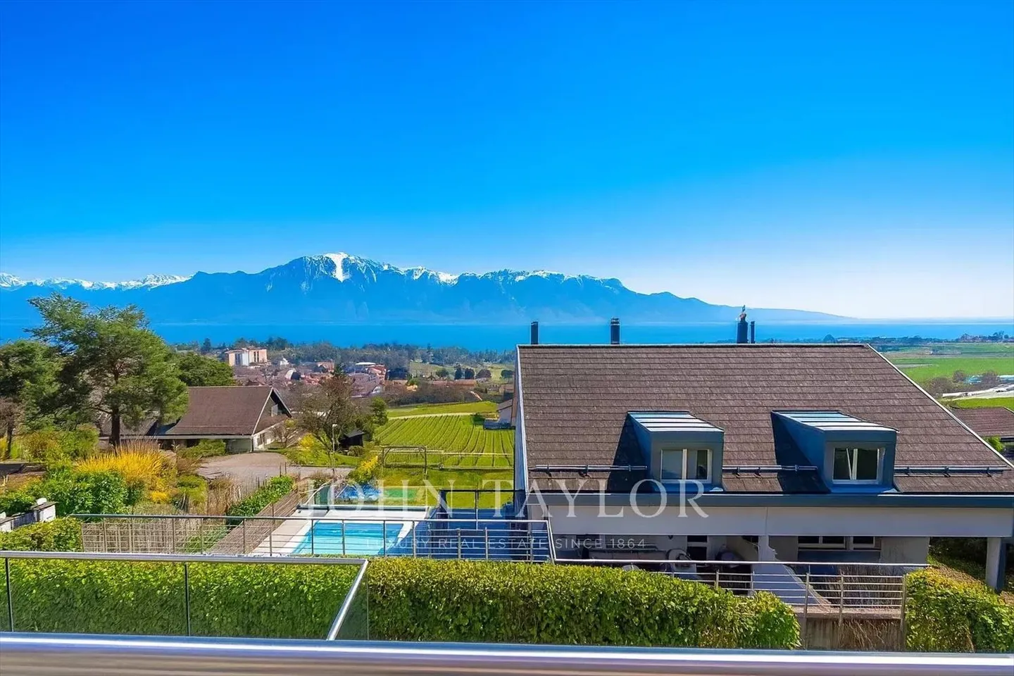 Magnifique villa jumelée avec vue sur lac et montagnes - Foto 1 di 10