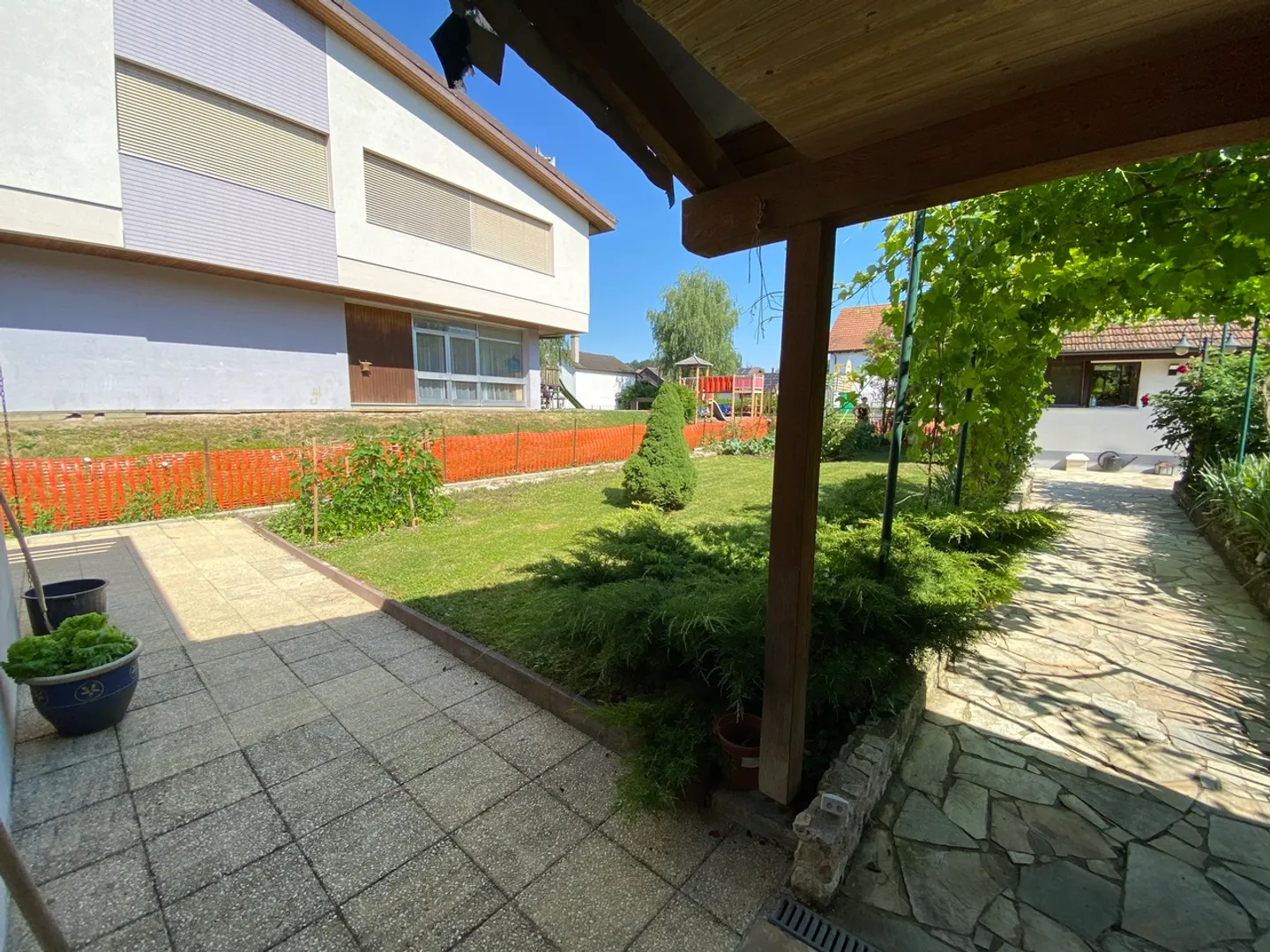 Casa familiare con un bellissimo appezzamento e un fienile con casa da giardino - Foto 26 di 47