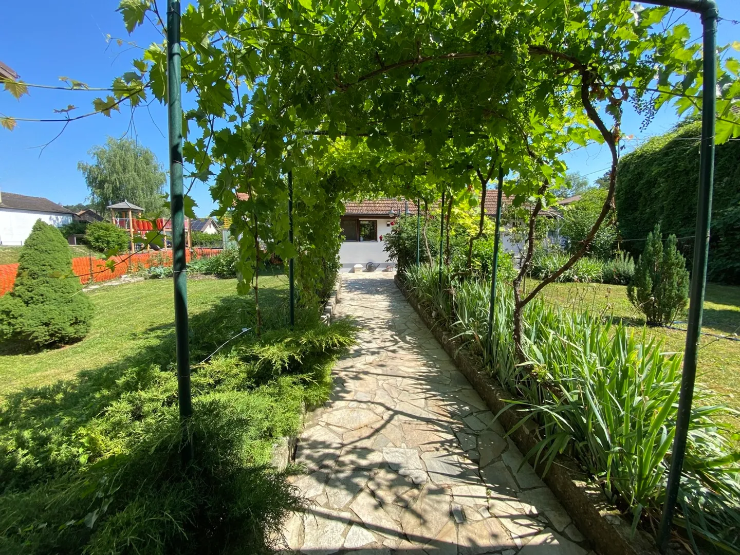 Casa familiare con un bellissimo appezzamento e un fienile con casa da giardino - Foto 27 di 47