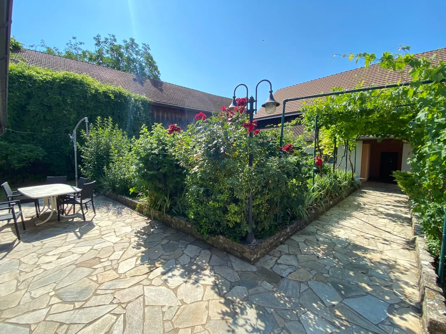 Casa familiare con un bellissimo appezzamento e un fienile con casa da giardino - Foto 30 di 47