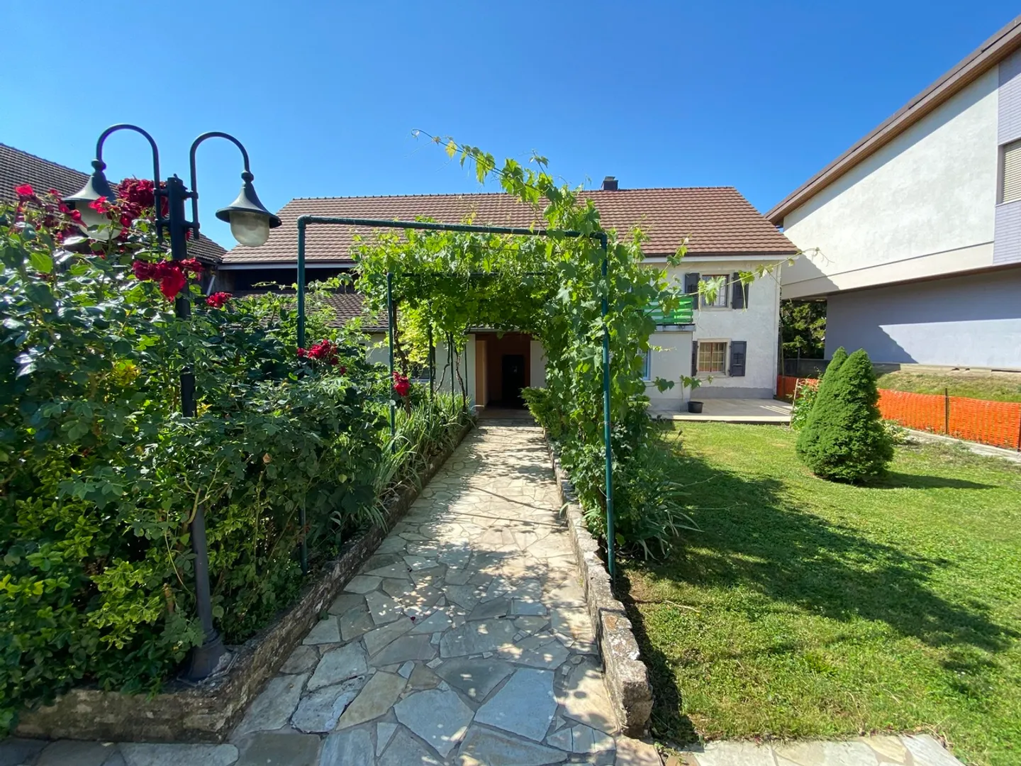 Casa familiare con un bellissimo appezzamento e un fienile con casa da giardino - Foto 32 di 47