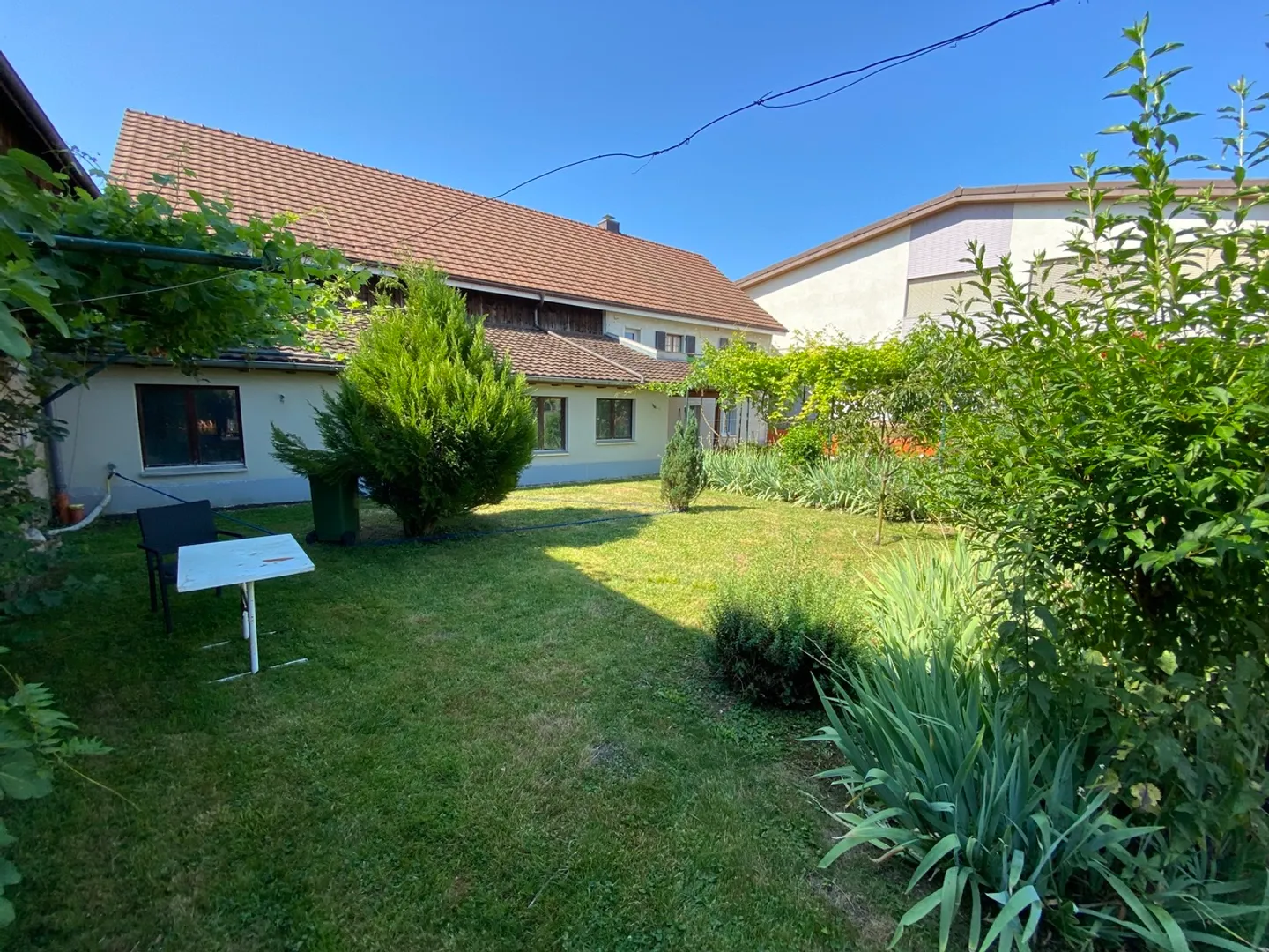 Casa familiare con un bellissimo appezzamento e un fienile con casa da giardino - Foto 42 di 47