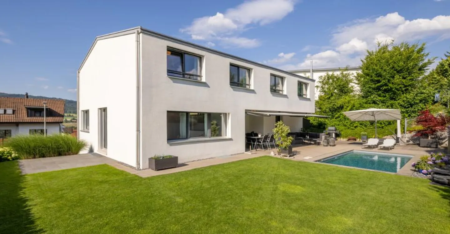 Dänikon: ampia casa unifamiliare con giardino, piscina e sauna - Foto 1 di 4