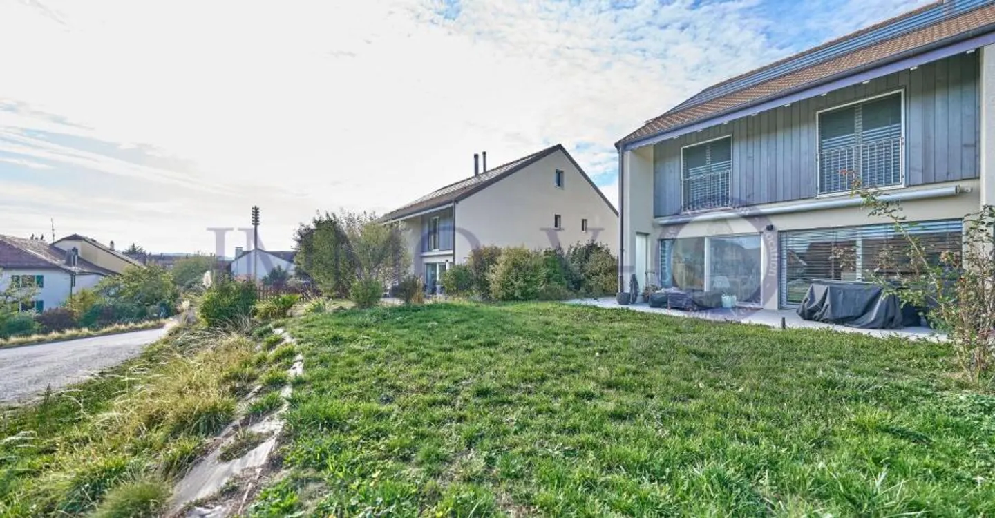 CONTEMPORARY AND SPACIOUS WITH GARDEN IN IDEAL LOCATION - Photo 1 of 12