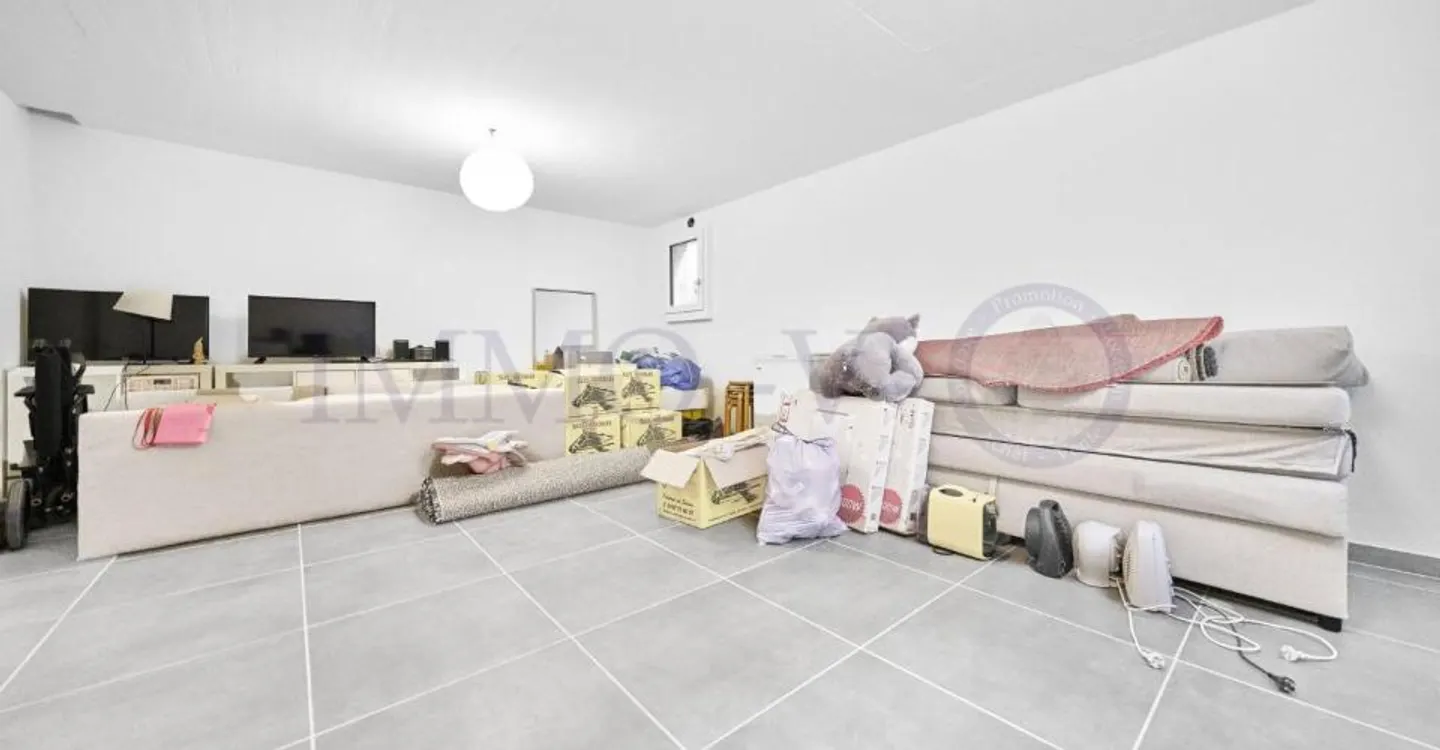 CONTEMPORARY AND SPACIOUS WITH GARDEN IN IDEAL LOCATION - Photo 12 of 12