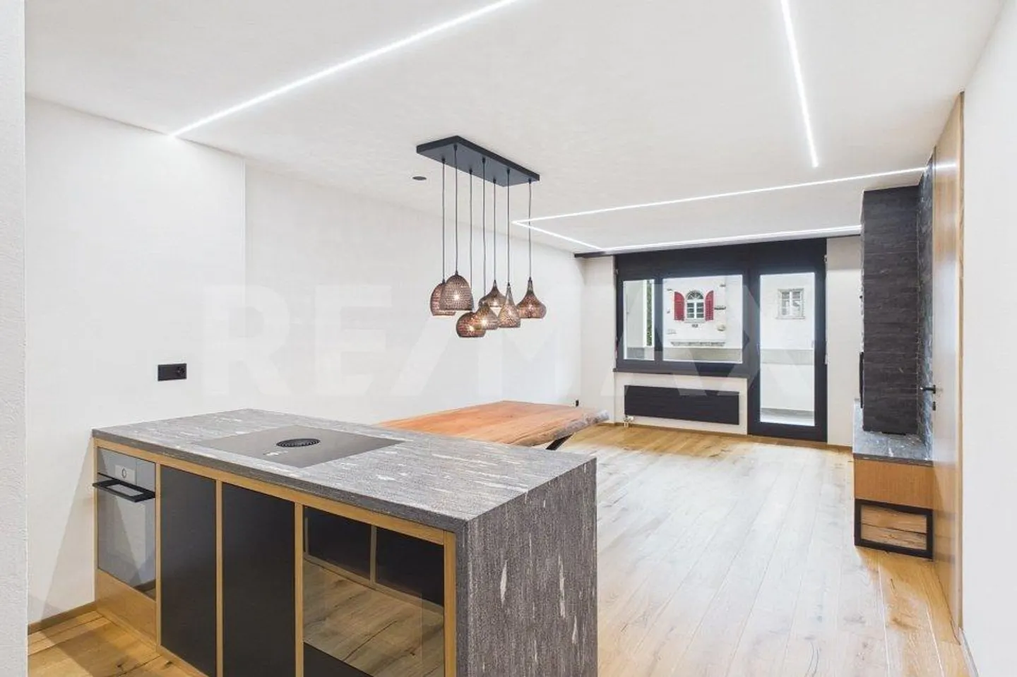 Rêve alpin : Appartement de 2,5 pièces rénové avec style et balcon - Photo 4 sur 13