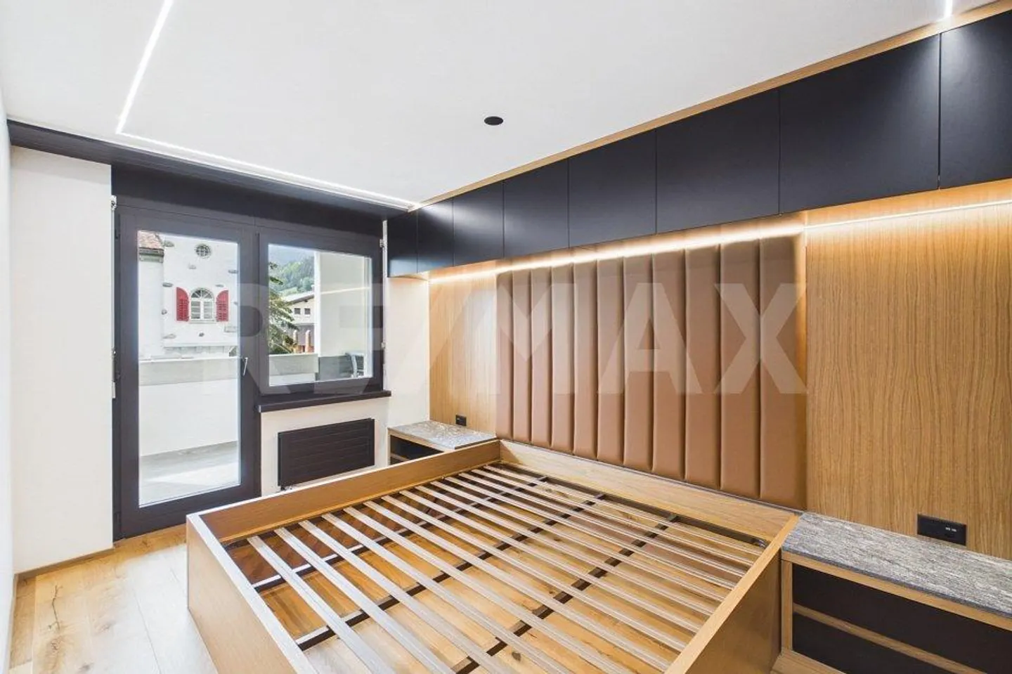 Rêve alpin : Appartement de 2,5 pièces rénové avec style et balcon - Photo 12 sur 13
