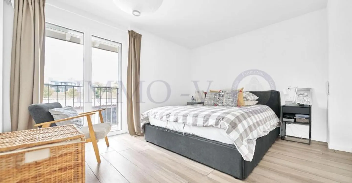 CONTEMPORARY AND SPACIOUS WITH GARDEN IN IDEAL LOCATION - Photo 5 of 12