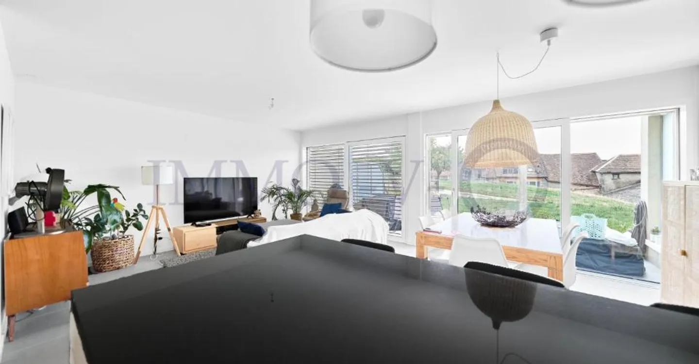 CONTEMPORARY AND SPACIOUS WITH GARDEN IN IDEAL LOCATION - Photo 4 of 12
