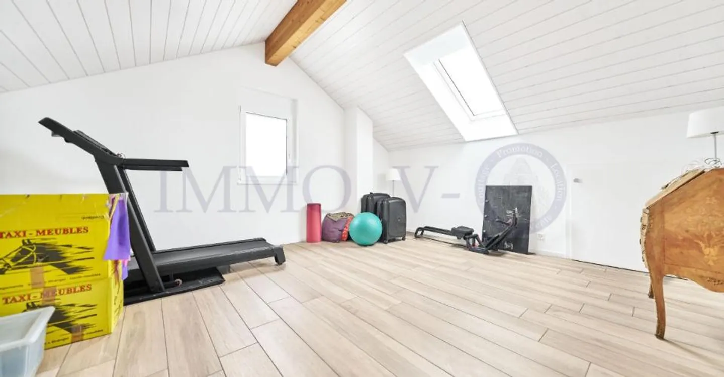 CONTEMPORARY AND SPACIOUS WITH GARDEN IN IDEAL LOCATION - Photo 10 of 12