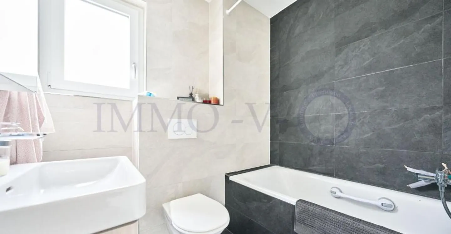 CONTEMPORARY AND SPACIOUS WITH GARDEN IN IDEAL LOCATION - Photo 11 of 12