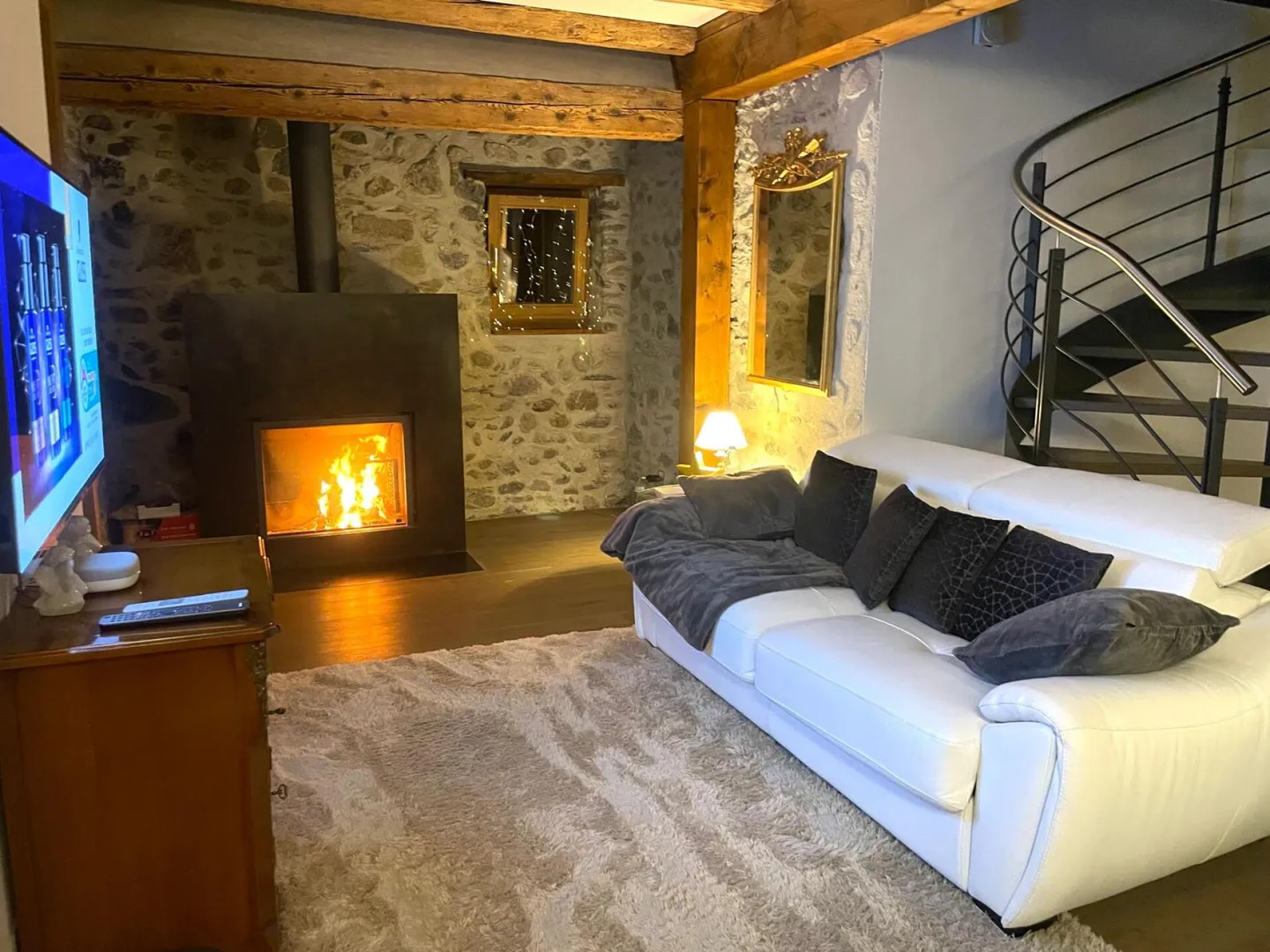 Charming and Characterful Detached House - Photo 12 of 30