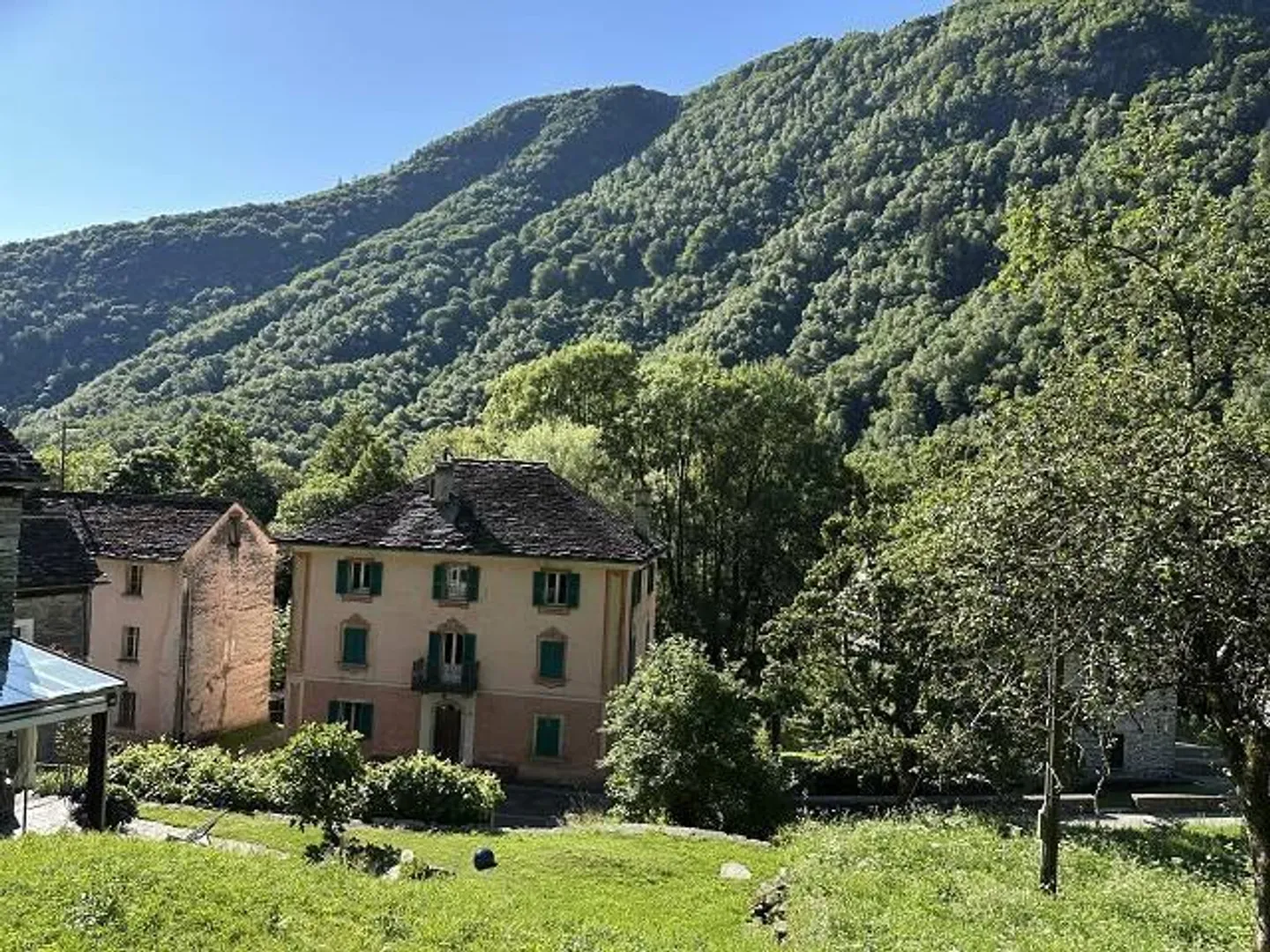 «grosses Anwesen mit viel Wiese und Wald an sehr sonniger, ruhiger Aussichtslage / grande proprietà con prato e bosco» - Foto 20 von 32