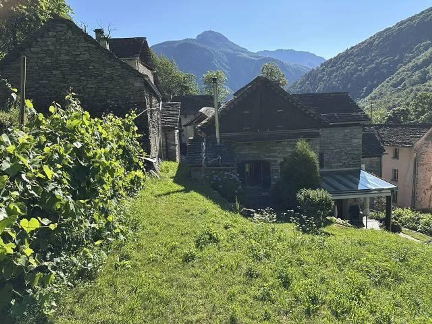 «grosses Anwesen mit viel Wiese und Wald an sehr sonniger, ruhiger Aussichtslage / grande proprietà con prato e bosco» - Foto 21 von 32