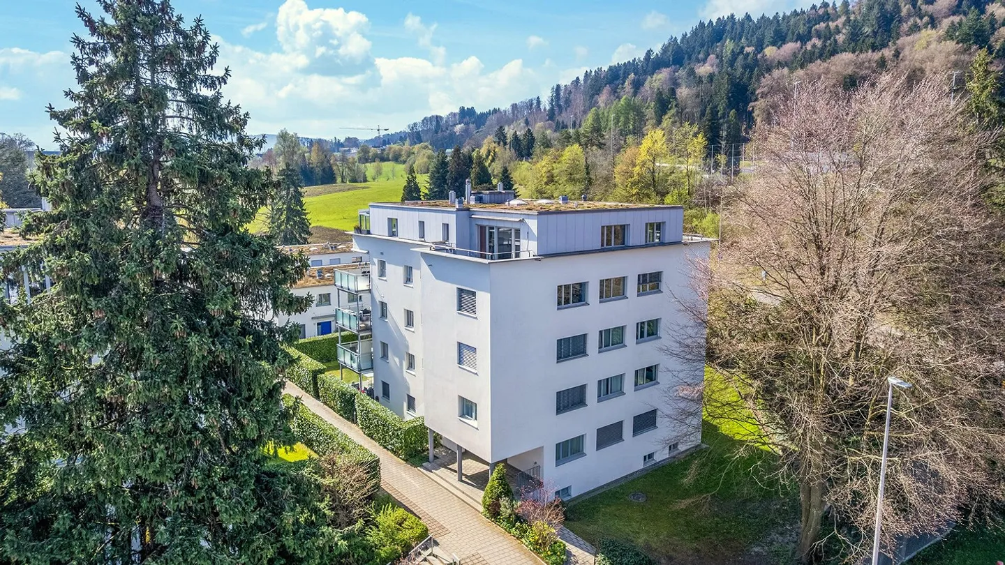 Sonnige Attika mit grosszügigem Raum - Foto 9 von 11
