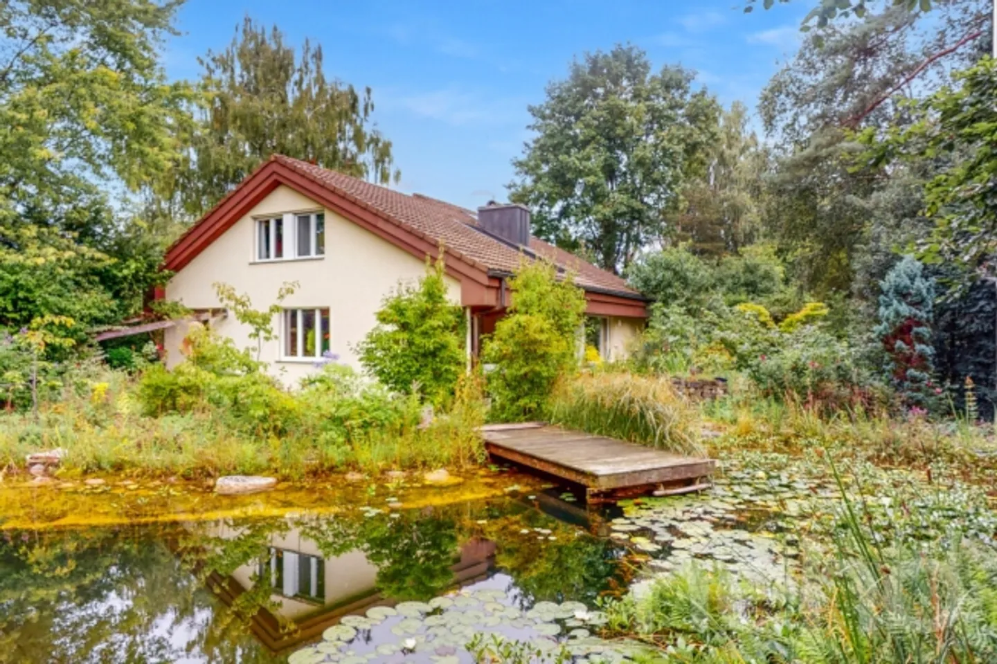 «5.5-Zimmer Einfamilienhaus mit 2024 m2 Gartenparadies und Gartenteich» - Foto 1 von 12