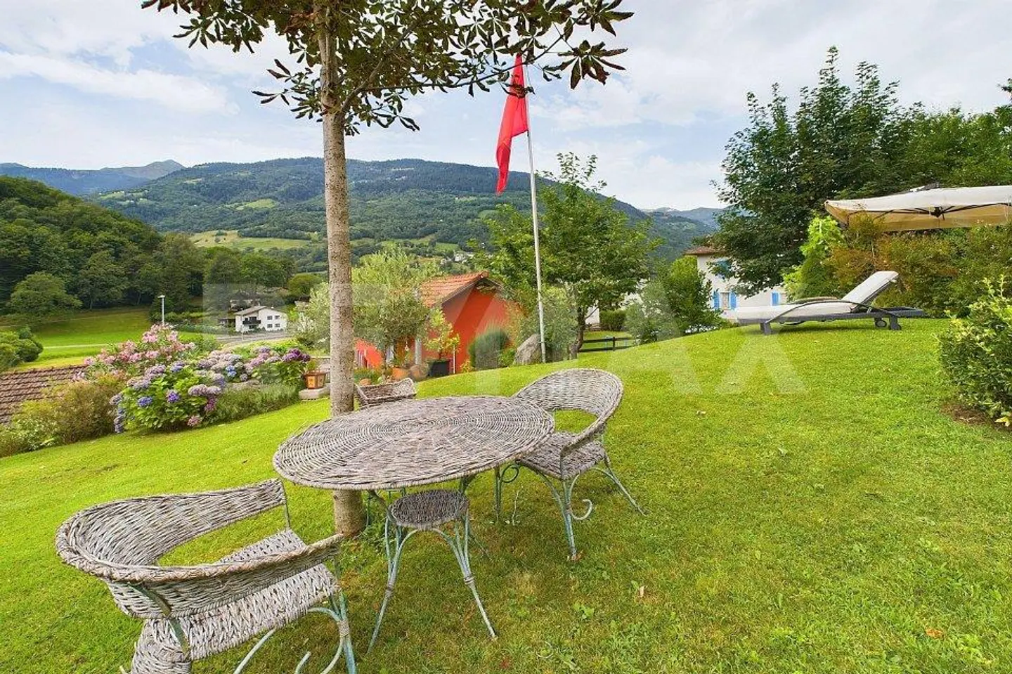 Single-family house with stunning views immersed in nature - Photo 4 of 13