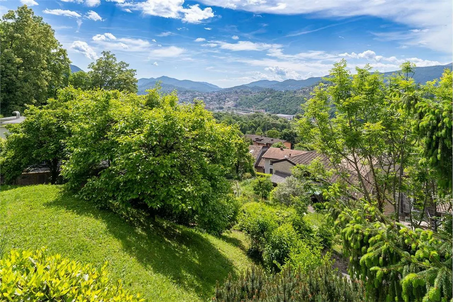Oasi di tranquillità con giardino e vista mozzafiato - Foto 2 di 13