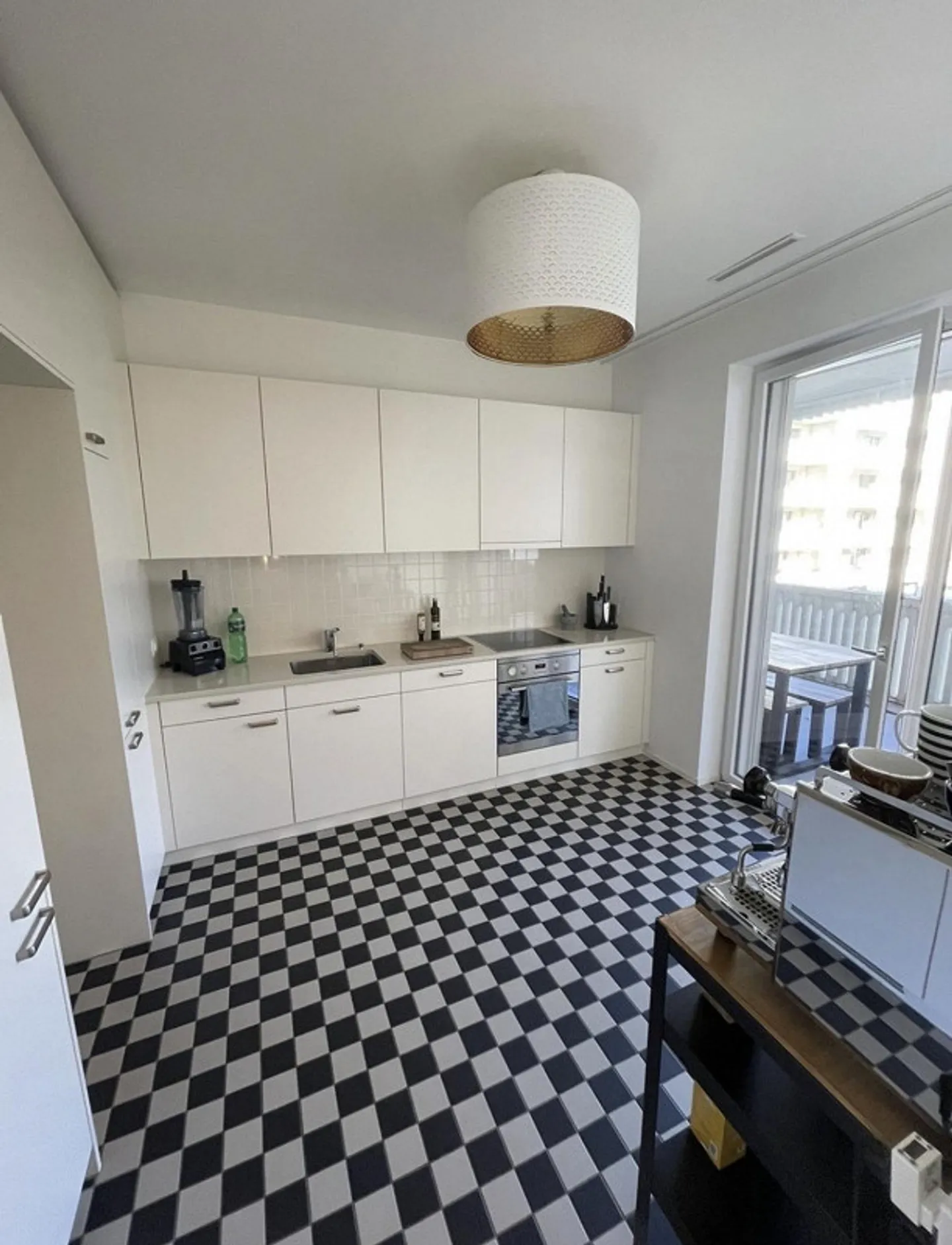 Modern, bright room in a 2-person shared apartment with private bathroom and large living room - Photo 2 of 6