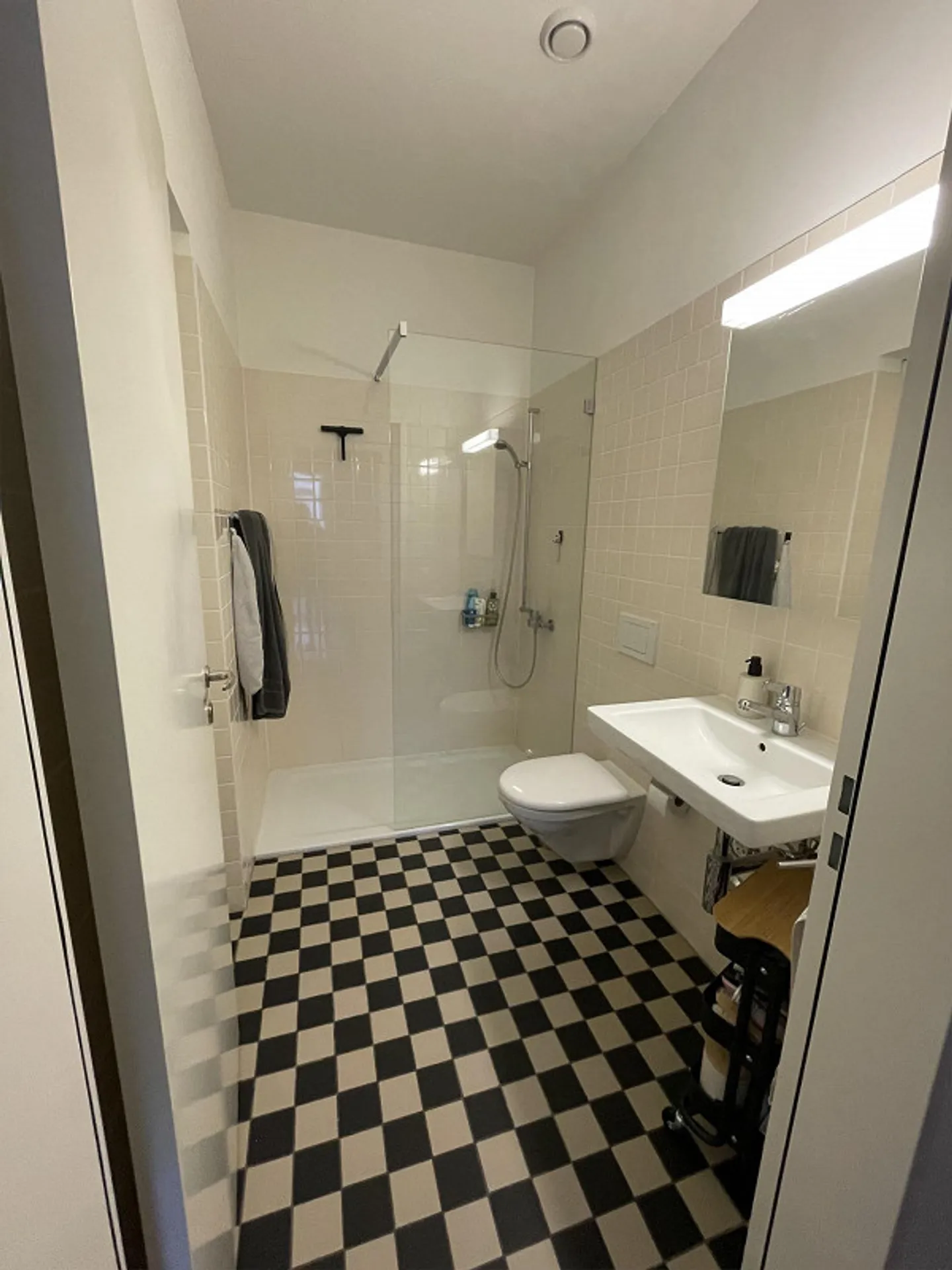 Modern, bright room in a 2-person shared apartment with private bathroom and large living room - Photo 3 of 6