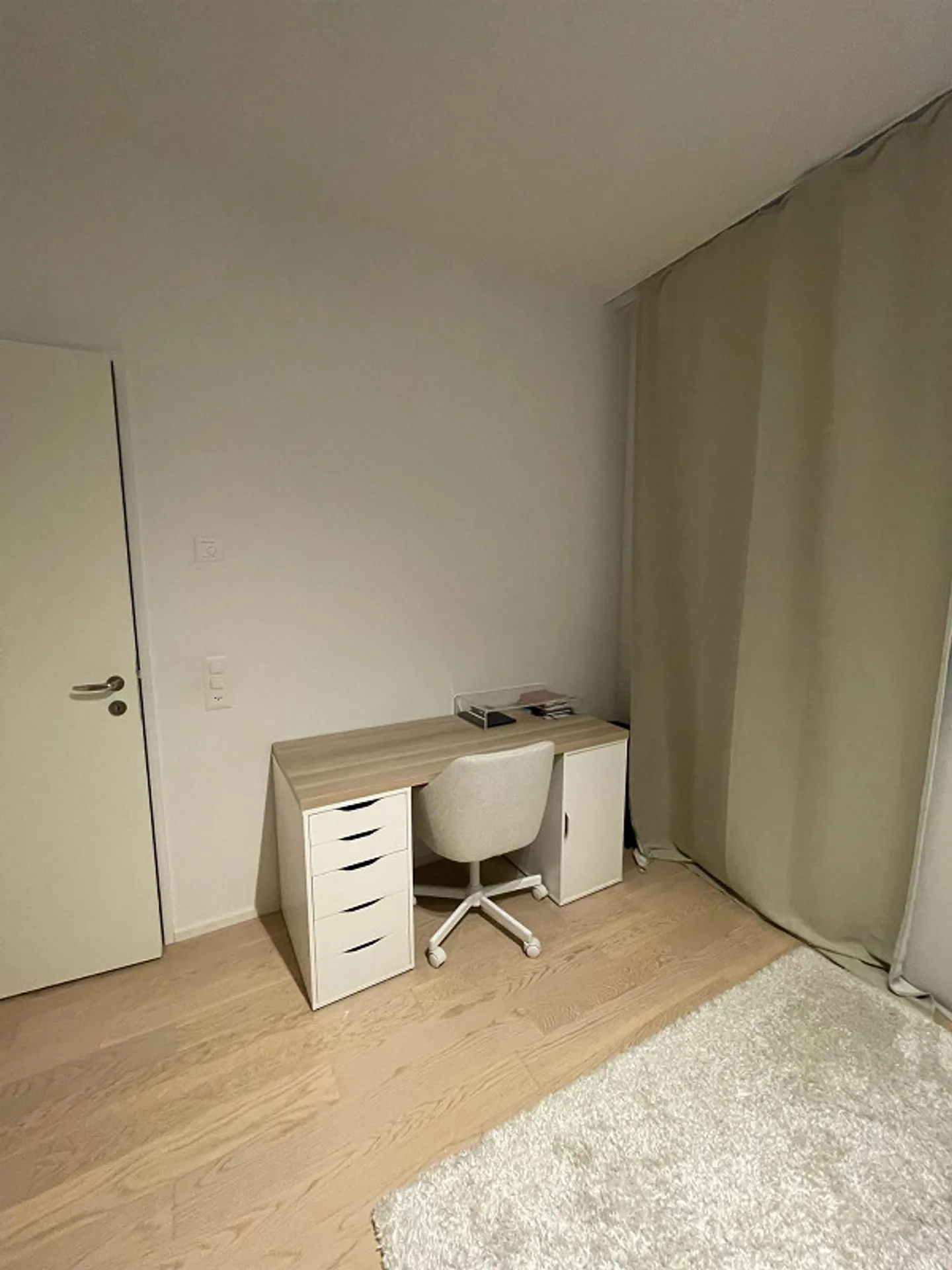 Modern, bright room in a 2-person shared apartment with private bathroom and large living room - Photo 5 of 6