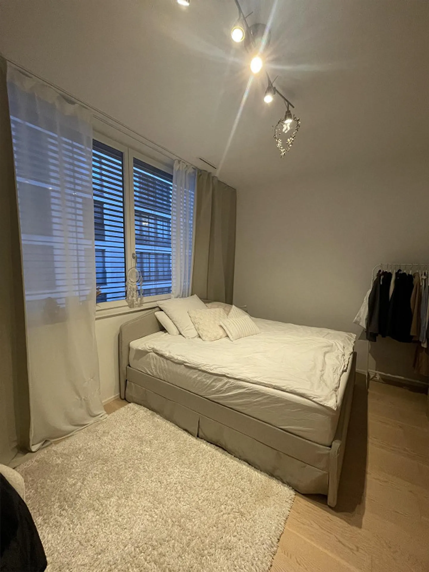 Modern, bright room in a 2-person shared apartment with private bathroom and large living room - Photo 6 of 6