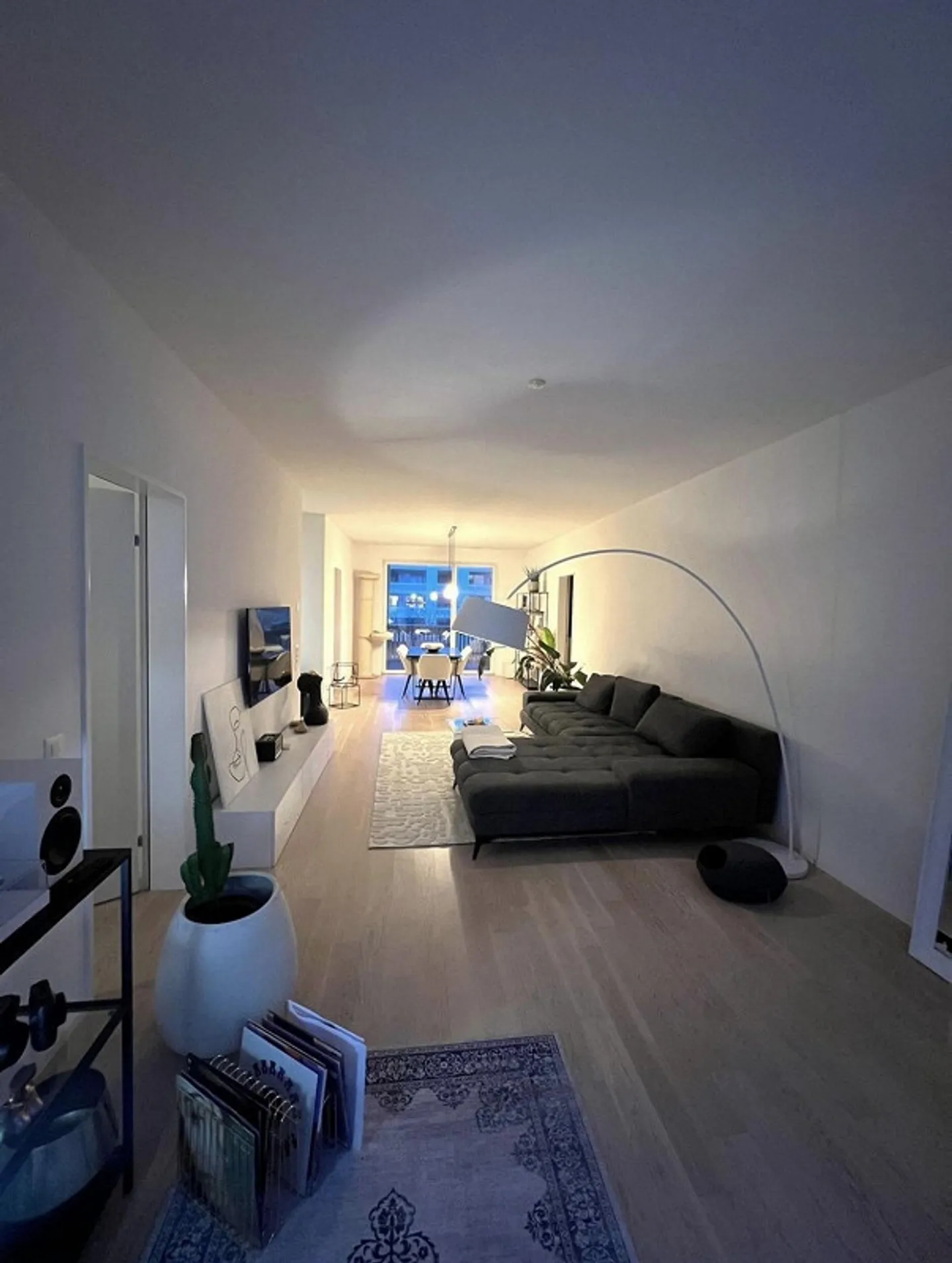 Modern, bright room in a 2-person shared apartment with private bathroom and large living room - Photo 1 of 6