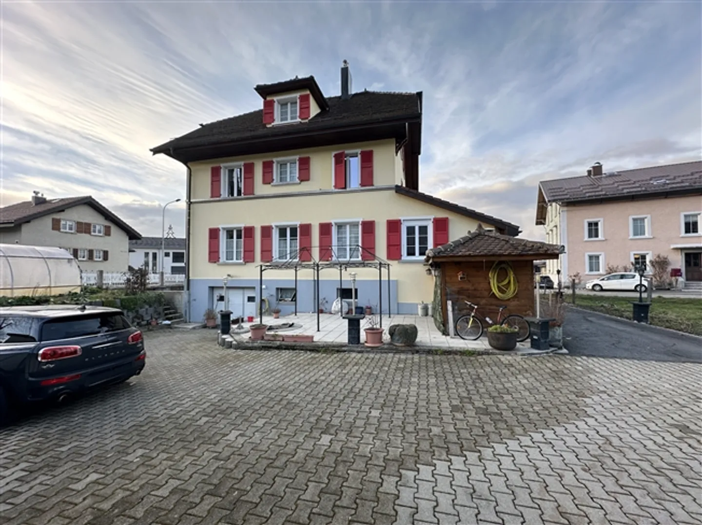 Bâtiment charmant avec 3 appartements - Photo 1 sur 12