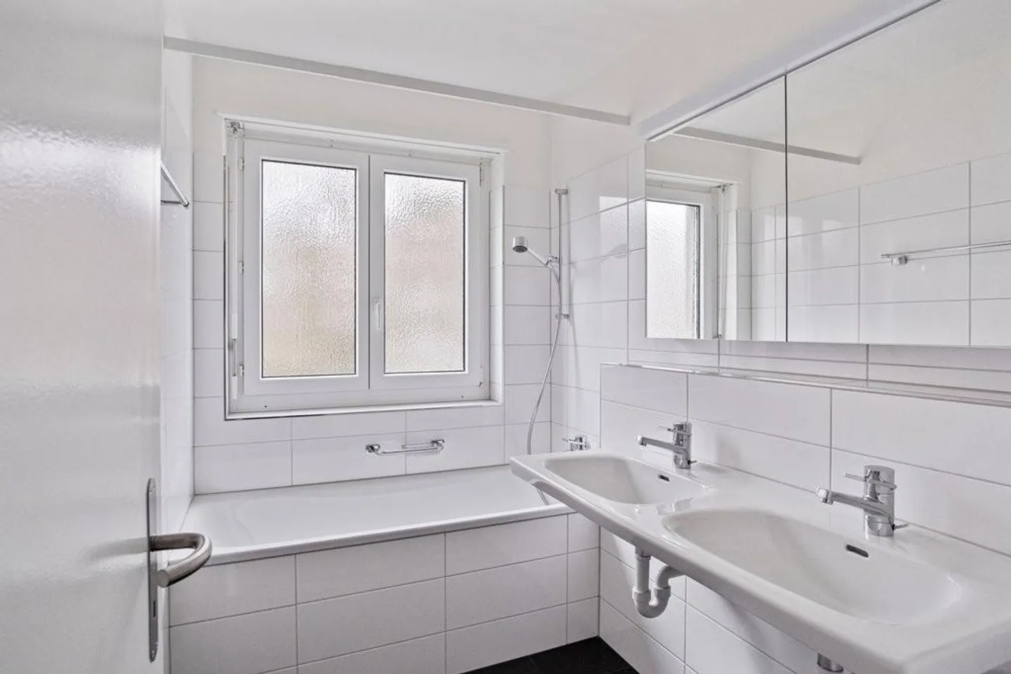 Renovated apartment with lake view - Photo 6 of 8