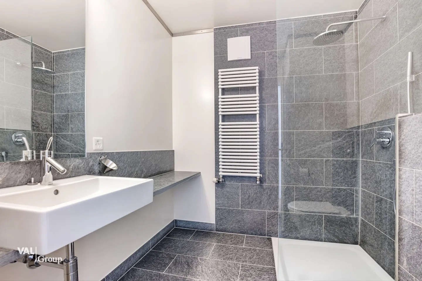 Attique en duplex avec terrasse sur le toit, au coeur de la ville - Photo 9 of 13