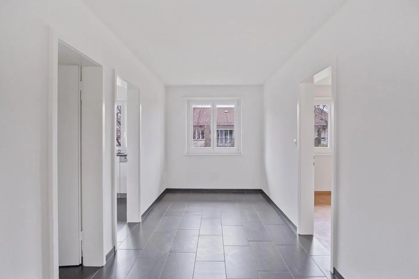 Renovated apartment with lake view - Photo 3 of 8