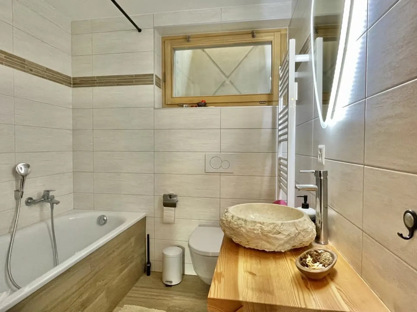 Beautiful chalet with two apartments - Photo 10 of 12