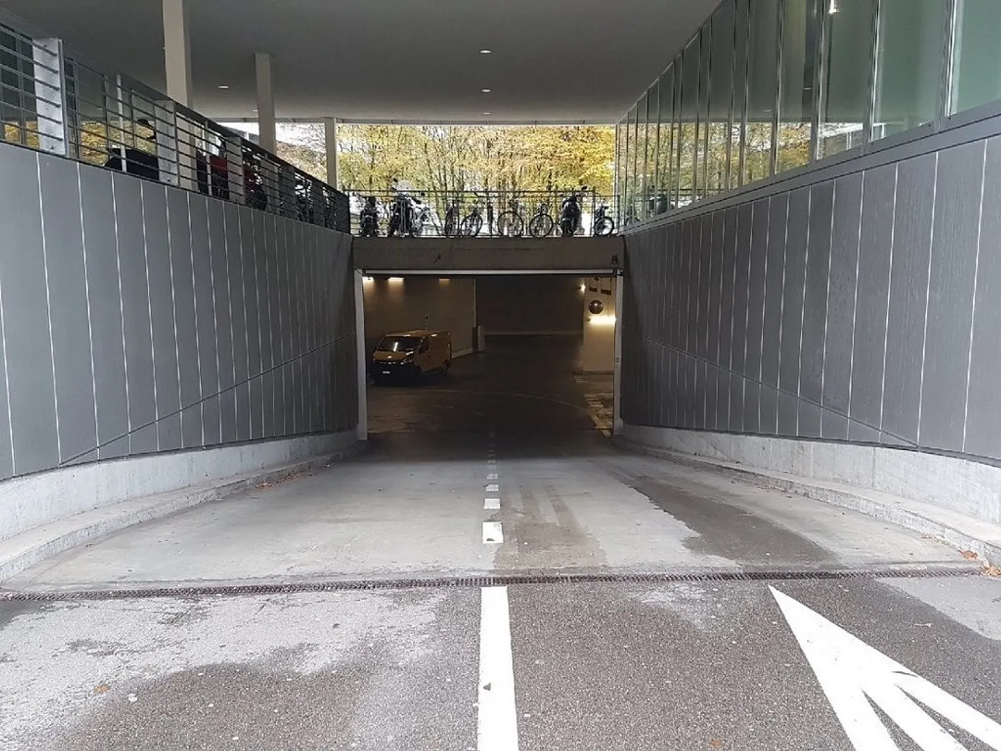 Places de parking gratuites dans la ville de Bernina - Photo 2 sur 3