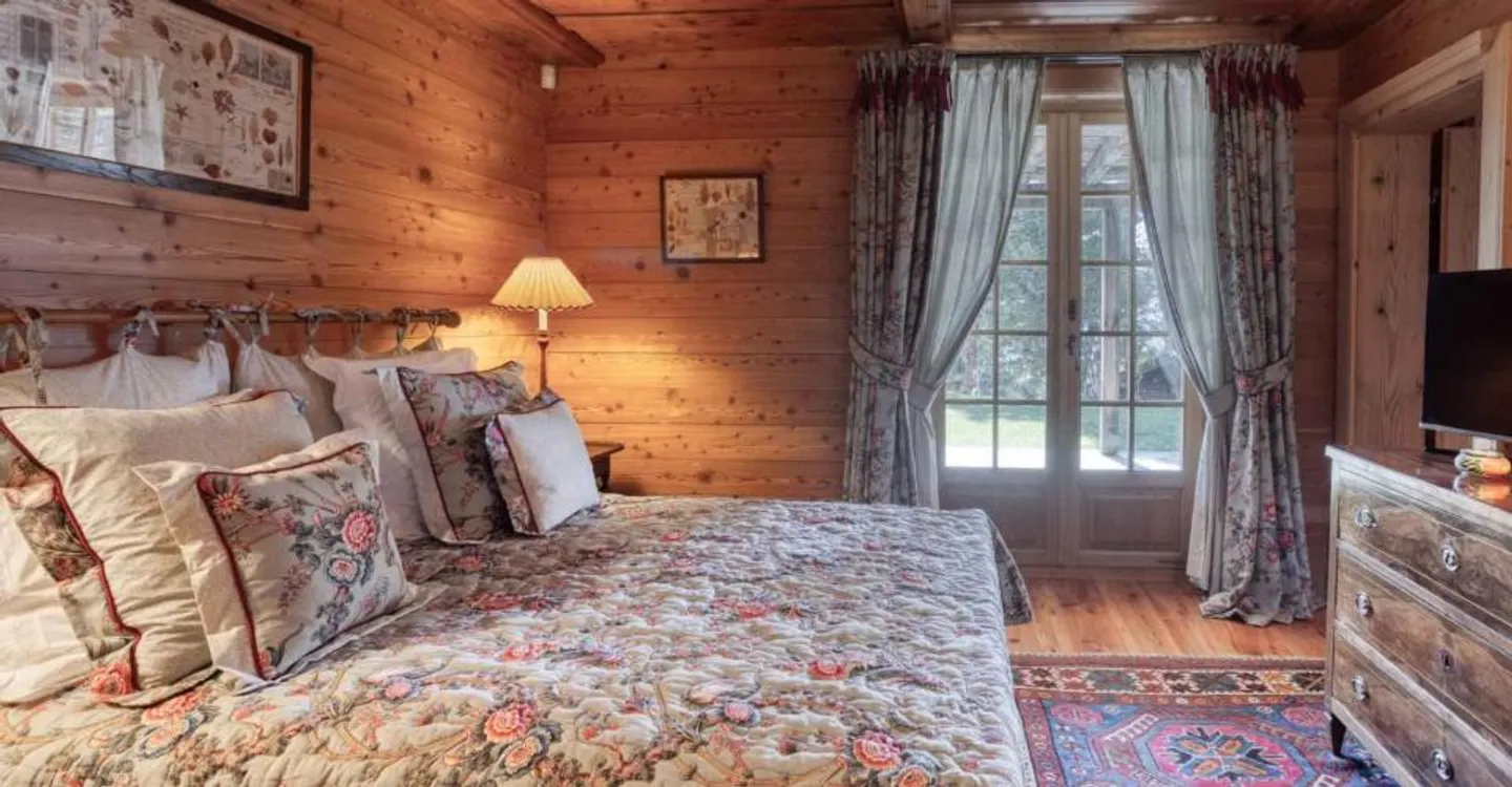 MAGNIFIQUE CHALET AUX ESSERTS – 6 CHAMBRES - Photo 6 of 12