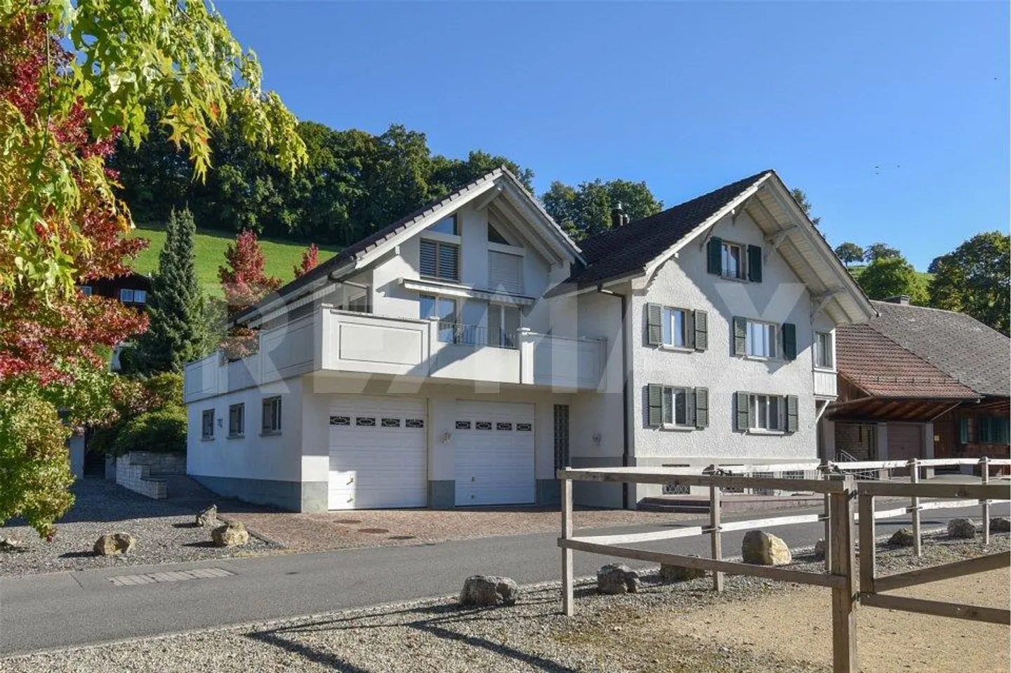 Generational House / Two-Family House with Plenty of Space; Purchase Option for Neighboring Plot W2 1059 m² - Photo 1 of 10