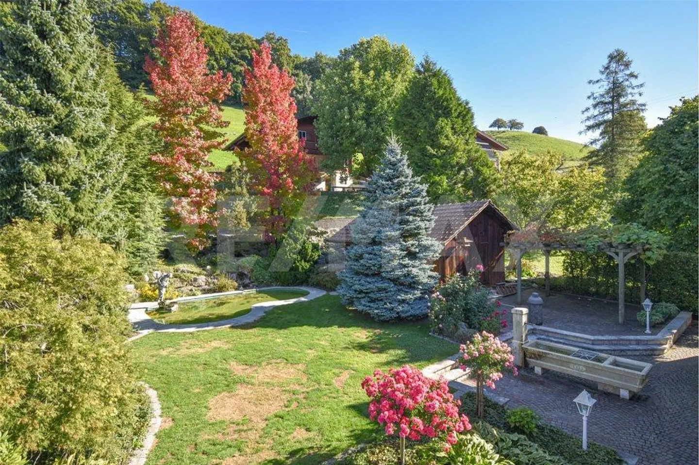 Generational House / Two-Family House with Plenty of Space; Purchase Option for Neighboring Plot W2 1059 m² - Photo 2 of 10