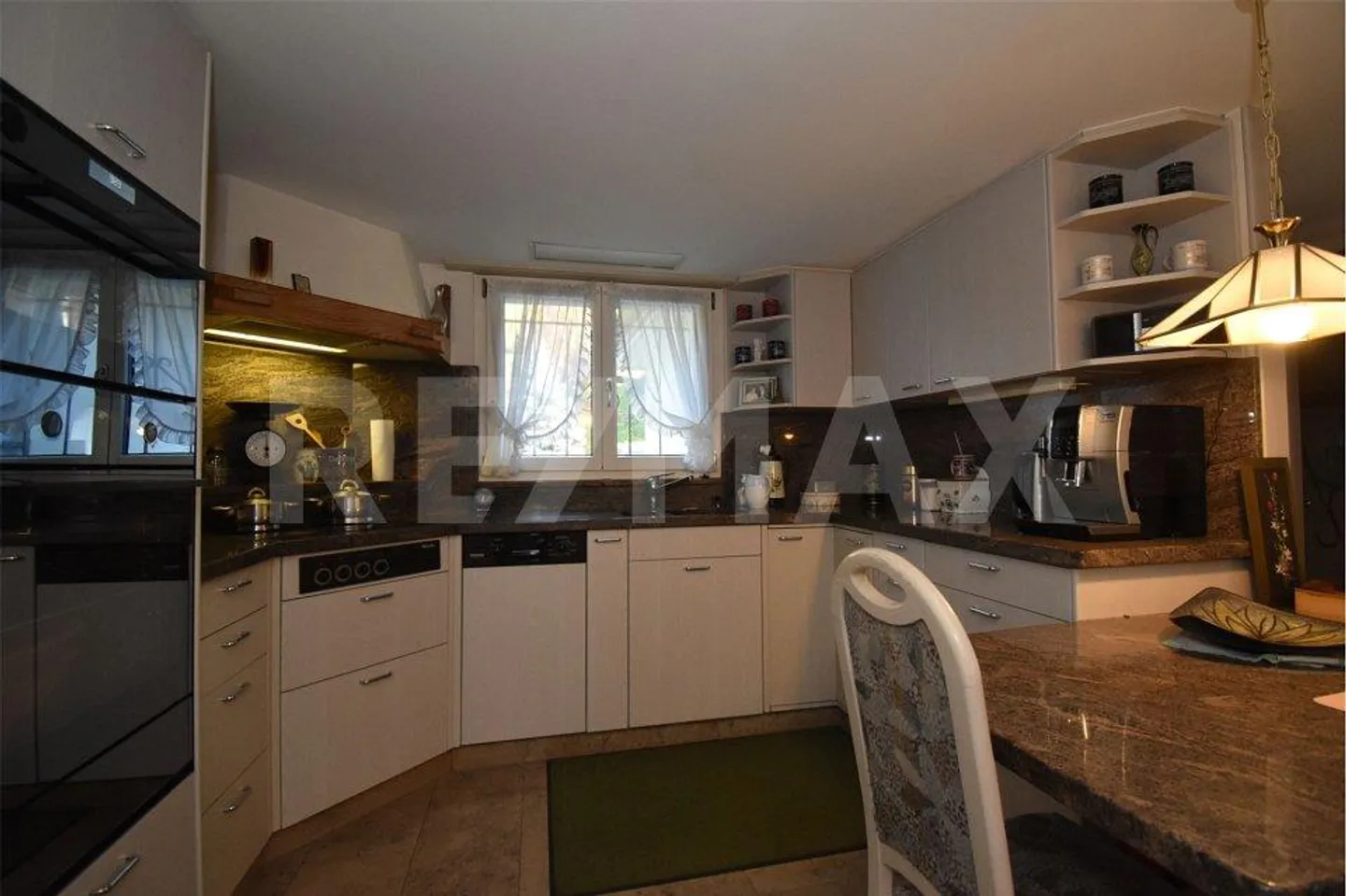 Generational House / Two-Family House with Plenty of Space; Purchase Option for Neighboring Plot W2 1059 m² - Photo 3 of 10