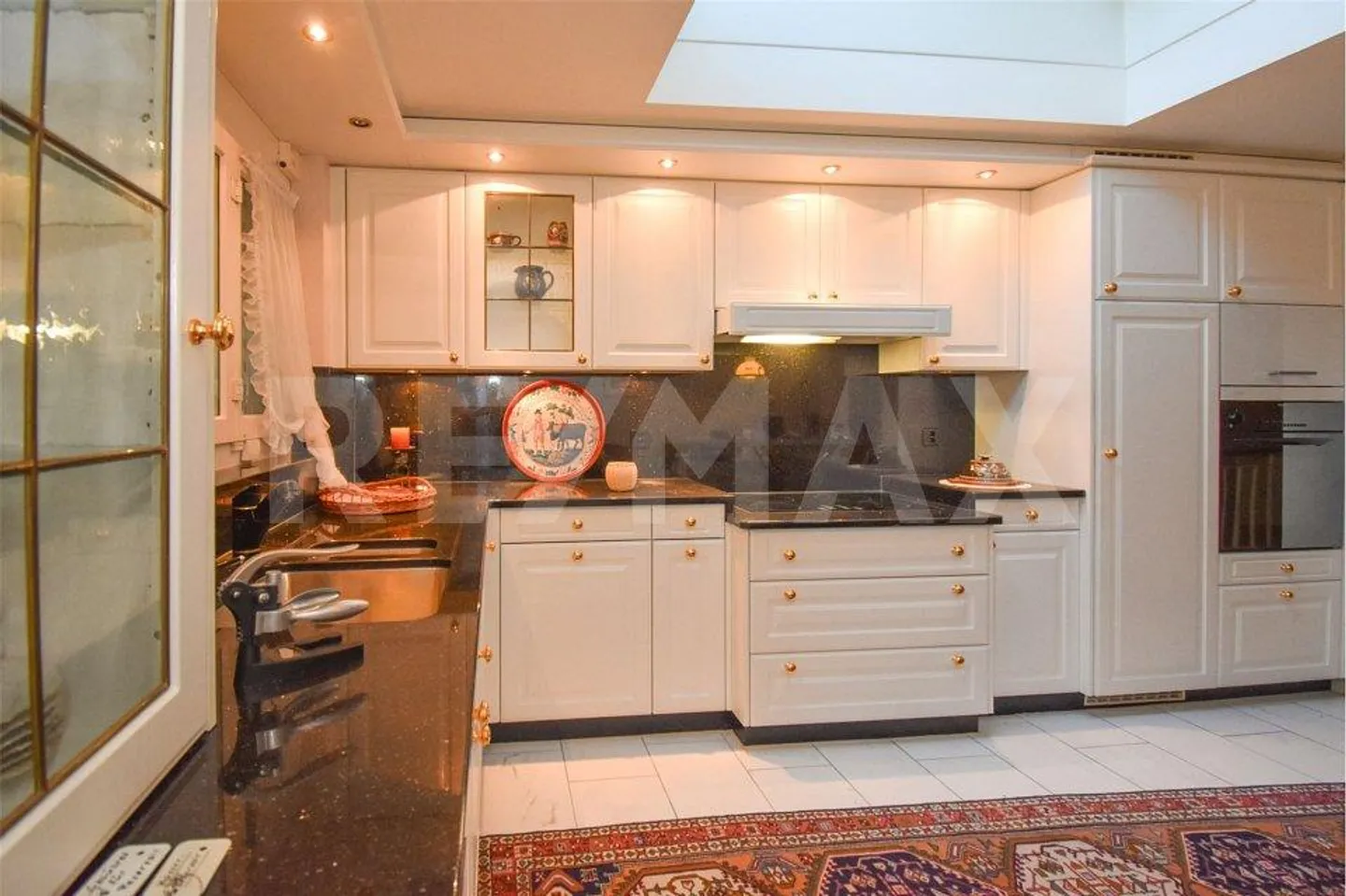 Generational House / Two-Family House with Plenty of Space; Purchase Option for Neighboring Plot W2 1059 m² - Photo 4 of 10