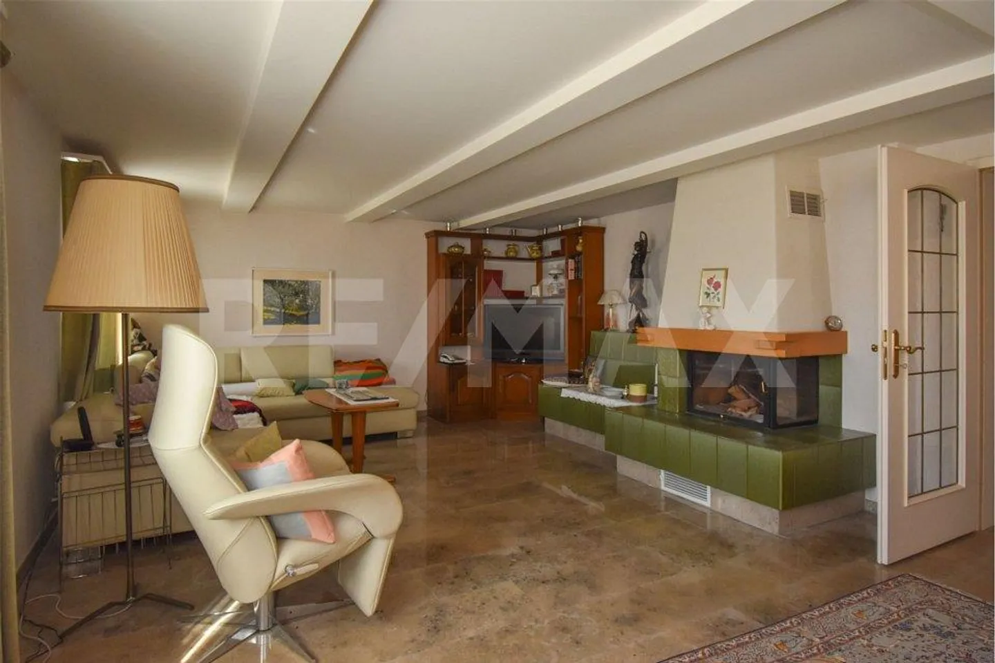 Generational House / Two-Family House with Plenty of Space; Purchase Option for Neighboring Plot W2 1059 m² - Photo 5 of 10